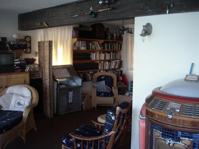 Books and antiques for a homey environment.