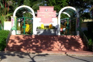 Pintu masuk utama ke taman