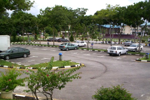 Tempat meletak kereta serta perhentian bas di hadapannya