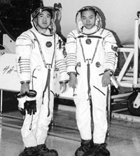 spacesuit.jpg (21620 bytes)