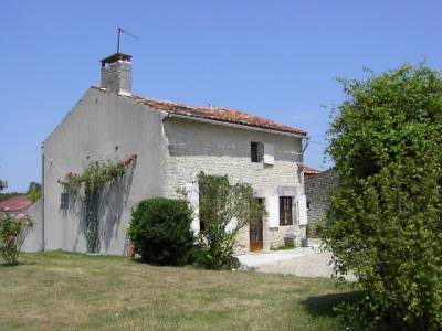 Detached cottage with own driveway and parking