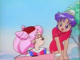 Momoko bends over and talks to Chibi Usa about her painting