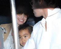 Jolie y Pitt pasean con su hijo Maddox en rickshaw por Pune