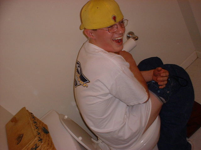 chris-shitting.jpg (38389 bytes)