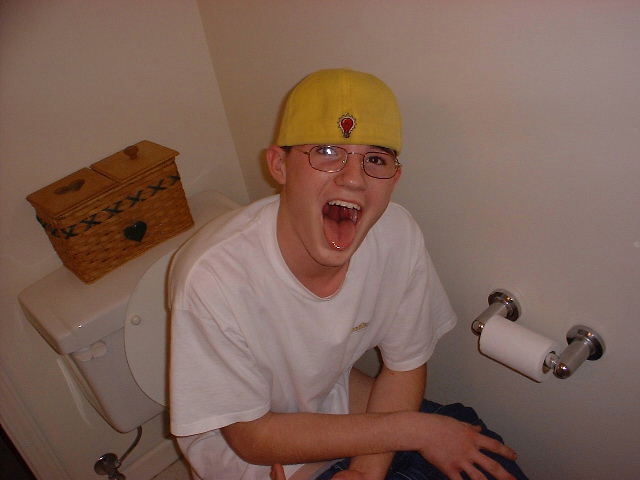 chris-shitting2.jpg (38099 bytes)
