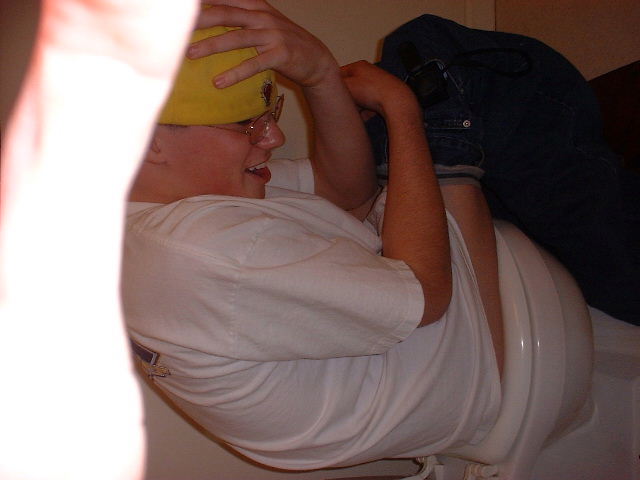 chris-shitting3.jpg (39019 bytes)