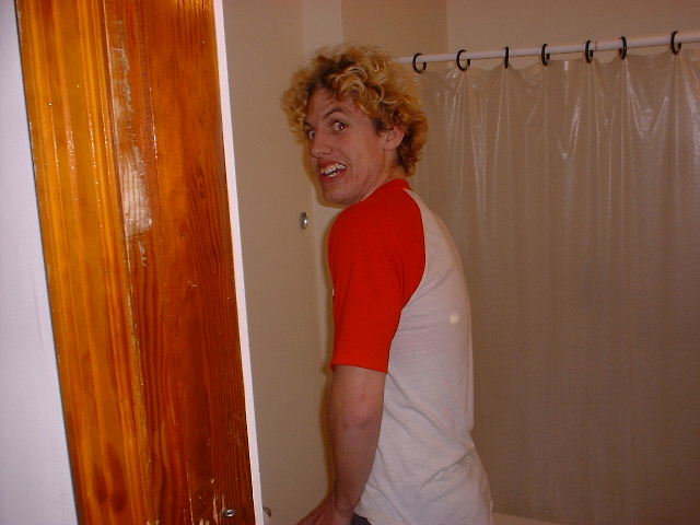 kurtpissin2.jpg (47699 bytes)