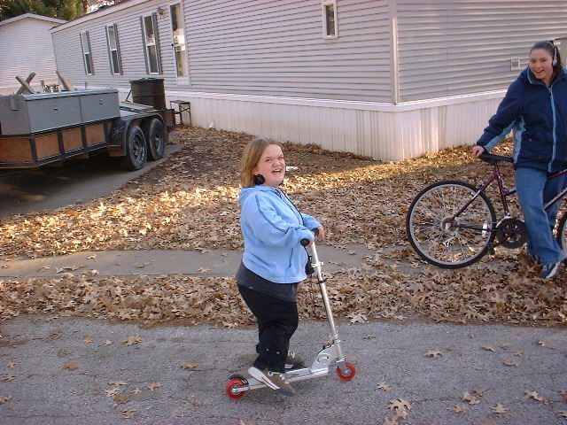 midgetscoot2.JPG (105204 bytes)