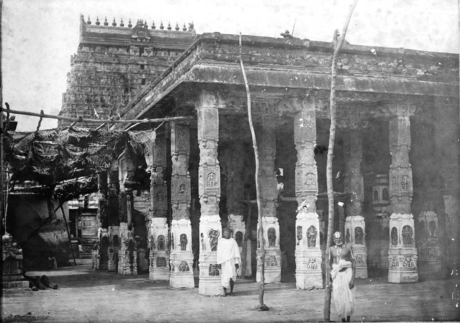 Mandapam in inner courtyard of the Nataraja temple; click to enter