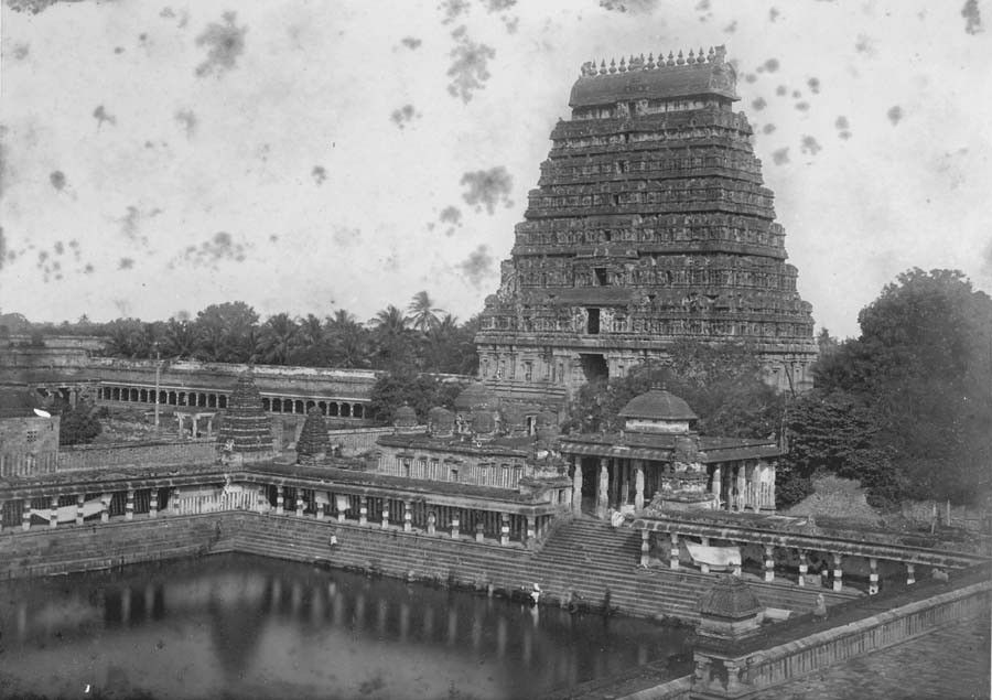 North Gopuram with Shivaganga Tirtha; click to enter