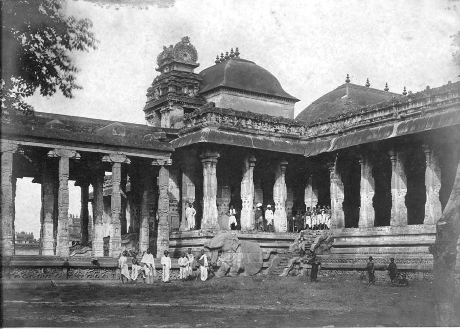 Raja Sabha or 1000 Pillars Hall; click to enter