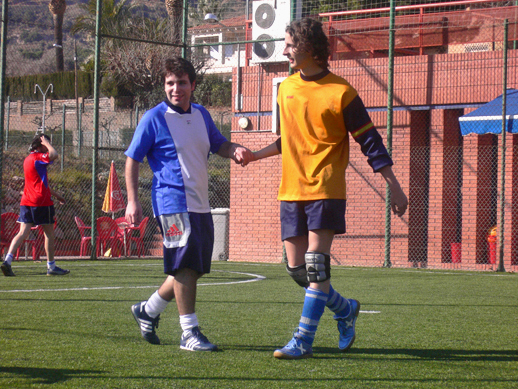 Amist�s contra Russian. Joan, fent de jugador, i Dani, fitxat per l'ocasi�, es saluden