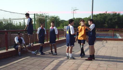 Instants abans d'un partit l'equip fa pinya