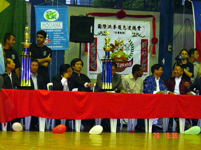 Mestre 'Chang', Mestre 'Chiu Chi Ling', Vereador 'William Woo', Mestre 'Chiu Ping Lok', Mestre 'Lee', Mestre 'Paulo Li' e Mestre 'Li Wing Kay' na I Copa Brazil International Kung Fu - Wu Shu 2003, Ibirapuera