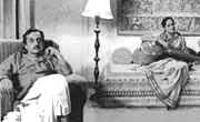 Monmohan Mitra (Utpal Dutta) and Anila Bose (Mamata Shankar)  in " Agantuk "