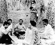 Asim (Soumitra Chatterjee), Hari (Samit Bhanj) , Sekhar (Rabi Ghosh), Jaya (Kaberi Basu), Aparna (Sharmila Tagore), Sanjoy (Shuvendu Chatterjee) in " Aranyer Din Ratri "