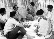 Asim (Soumitra Chatterjee), Hari (Samit Bhanj) , Sekhar (Rabi Ghosh), Jaya (Kaberi Basu), Aparna (Sharmila Tagore), Sanjoy (Shuvendu Chatterjee) in " Aranyer Din Ratri "