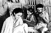Sarbajaya (Karuna Banerjee) , Durga (Uma Dasgupta) and Harihar (Kanu Banerjee) in 'Pather Panchali'