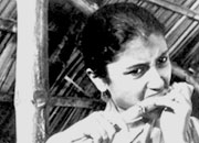 Mrinmoyee (Aparna Sen)  in " Teen Kanya - Samapti "