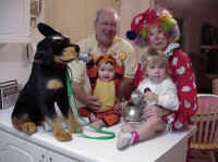 HalloweenKimberMollyNanaPapa2F.JPG (199955 bytes)