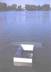 'Chambre immerg�e', 1996, Acier galvanis� peint, n�on, 
        350 X 250 X 110 cm, Lac, face au Casino. Enghien-l�s-Bains, France