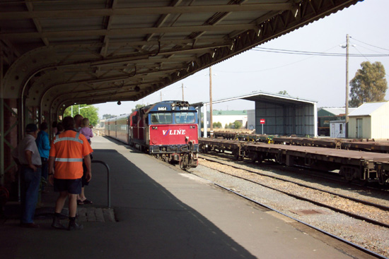 N 464 arrives with the morning train, Easter Saturday, 2004
