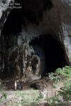Caminando en la entrada de la cueva