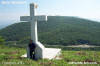 Cruz en lo alto de la sierra. Abajo en la carretera esta la Capilla de San Judas Tadeo
