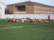 Entrenamiento ,charla en el centro del campo.