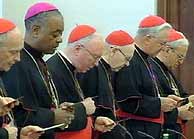 Los obispos durante la reuni�n con el Papa. (AP) 