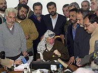 Arafat habla con la prensa minutos despu�s de la retirada israel� de Ramala. (AP) 