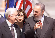 El ex presidente Jimmy Carter, recibido por Fidel Castro en el aeropuerto Jos� Mart� de La Habana (REUTERS)