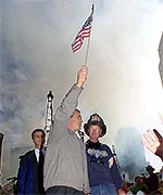 El Llanero Solitario alza la bandera nacional con su mano derecha anunciando la guerra que, �l y el bombero que lo acompa�a, ver�n por televisi�n