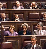 Los diputados socialistas gesticulan durante la intervenci�n de Mart�nez Pujalte en el Congreso. ( EFE )