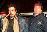 Francisco Javier Picatoste (izquierda) y Manuel Brito, anoche, al entrar en la comisar�a