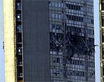 Imagen del edificio contra el que se ha estrellado una avioneta con matr�cula suiza en Mil�n. ( AP )