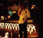Durante tres horas, el periodista Hollman Morris se infiltr� en el Parque de la 93, en Bogot�, para actuar como un mendigo. Testimonio de una Noche de paz cargada de violencia en la que apenas pudo recoger 200 pesos