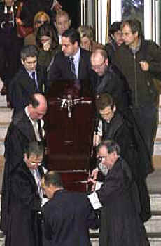 El f�retro con el cadaver de Lid�n sale de la Audiencia