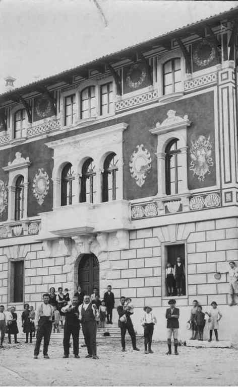 Municipio con pap&agrave; e mamma