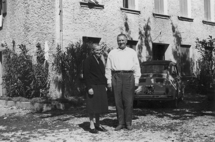 Pap&agrave; e mamma davanti a casa