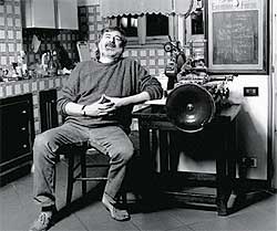 Guccini nella cucina della sua casa montanara