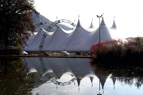 http://circoev.com/yahoo_site_admin/assets/images/le-chapiteau-se-dresse-pour-la-quatrieme-fois-a-voiron-sur-le-site-de-la-brunerie-avant-de-repartir-en-2019-vers-grenoble-photos-dl-daniel-paraz-1540478505.29870928_std.jpg