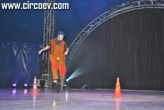 http://circoev.com/yahoo_site_admin/assets/images/DSC_0964.95151148_std.jpg