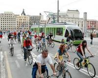 foto tranvía Bilbao conviviendo perfectamente con las bicis y peatones