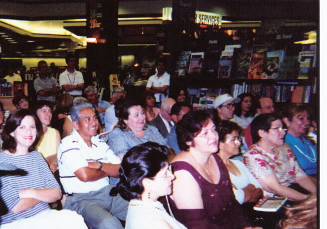 Asistentes a la presentaci�n del escritor Eduardo Gonzalez Via�a.