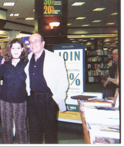 La escritora colombiana Freda Mosquera y el escritor peruano Eduardo Gonzalez Via�a. Librer�a Barnes & Noble, Plantation, Florida. 
