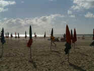 deauvillebeach.jpg (43141 bytes)
