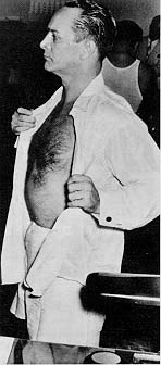 Arbenz y su familia son humillados y obligados a desnudarse antes de salir del pa&iacute;s