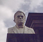 Busto de Osmundo Arriola (enfrente del Teatro Municipal)