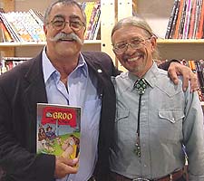Chuck Rozanski (sa�da) ve Groo'nun yarat�c�s� Sergio Aragones